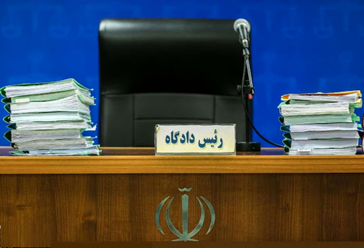 فیلم: رونمایی از کیف اعجاب انگیز در دادگاه مدیران سابق بانک مرکزی