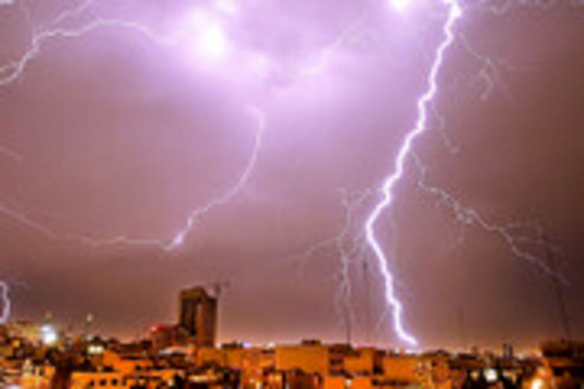 فیلم: لحظاتی رعب‌انگیز و دیدنی از رعد و برق‌های تهران