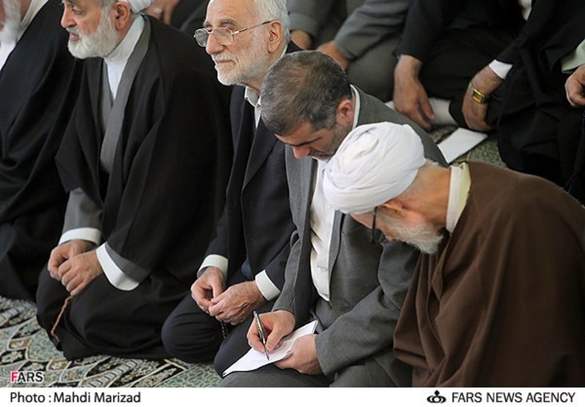 عکس/یادداشت برداری نیکزاد در نماز جمعه