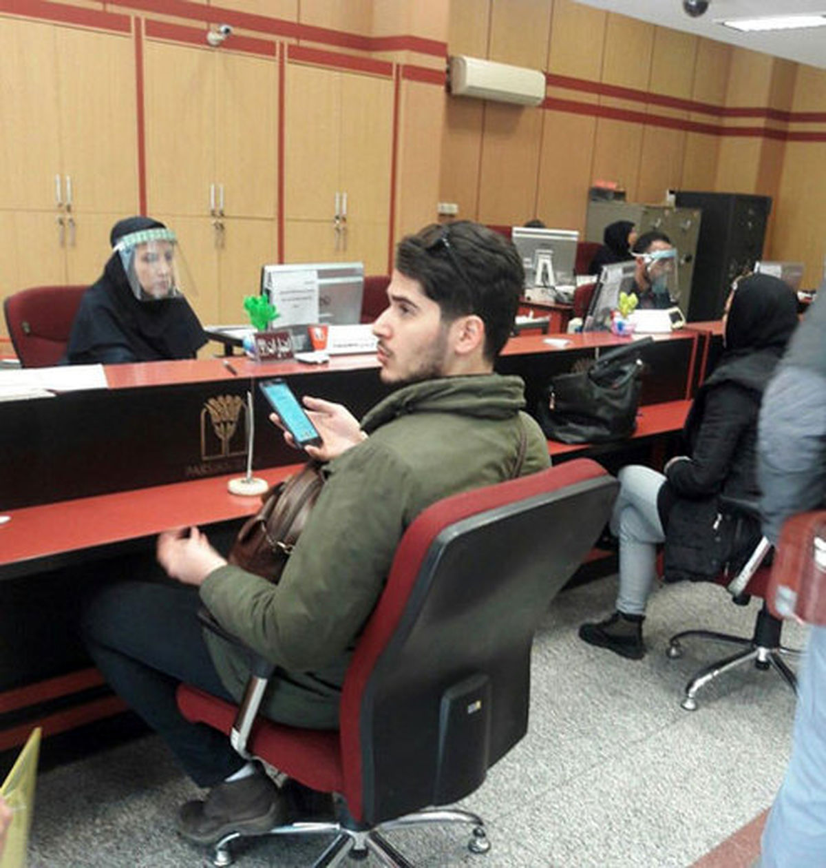 شیوه متفاوت مراقبت از کارکنان در برابر کرونا در ایران +عکس