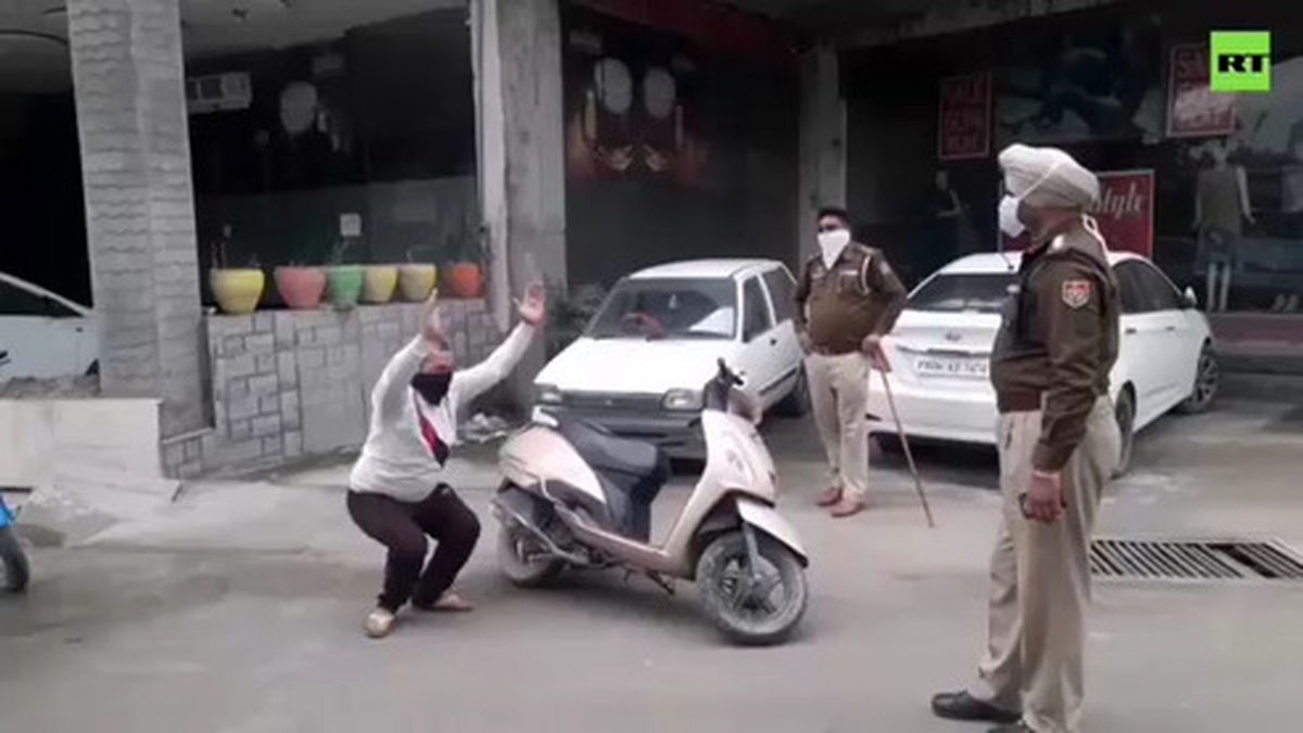 تنبیه خیابانی افرادی که قرنطینه را در هند نادیده میگیرند! +فیلم