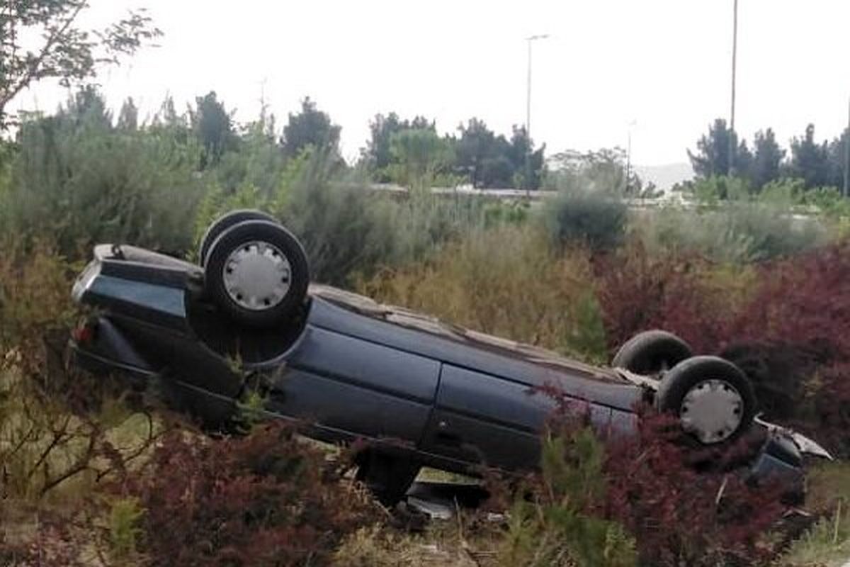 حریق خودرو در آزادراه تهران-کرج/۲ خودرو دیگر واژگون شدند