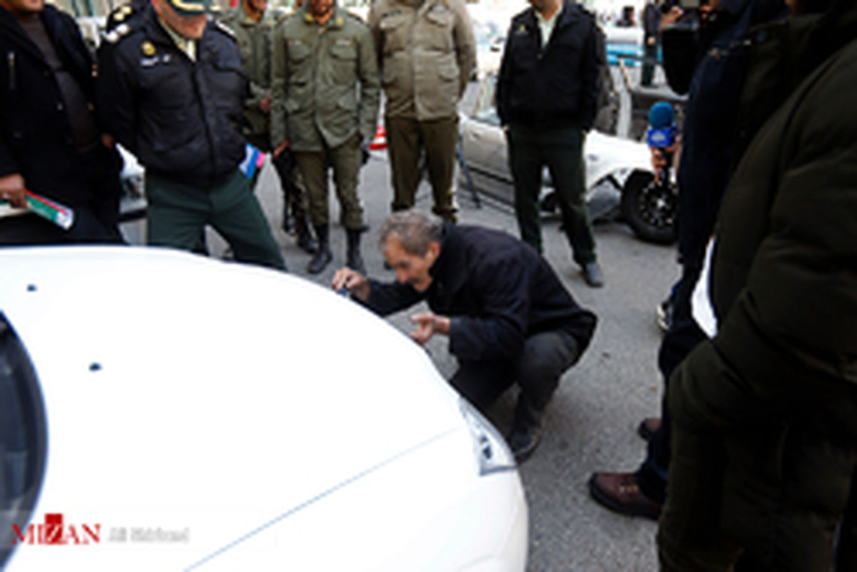 تصاویر: باز کردن اجزای خودرو توسط سارق در حضور پلیس