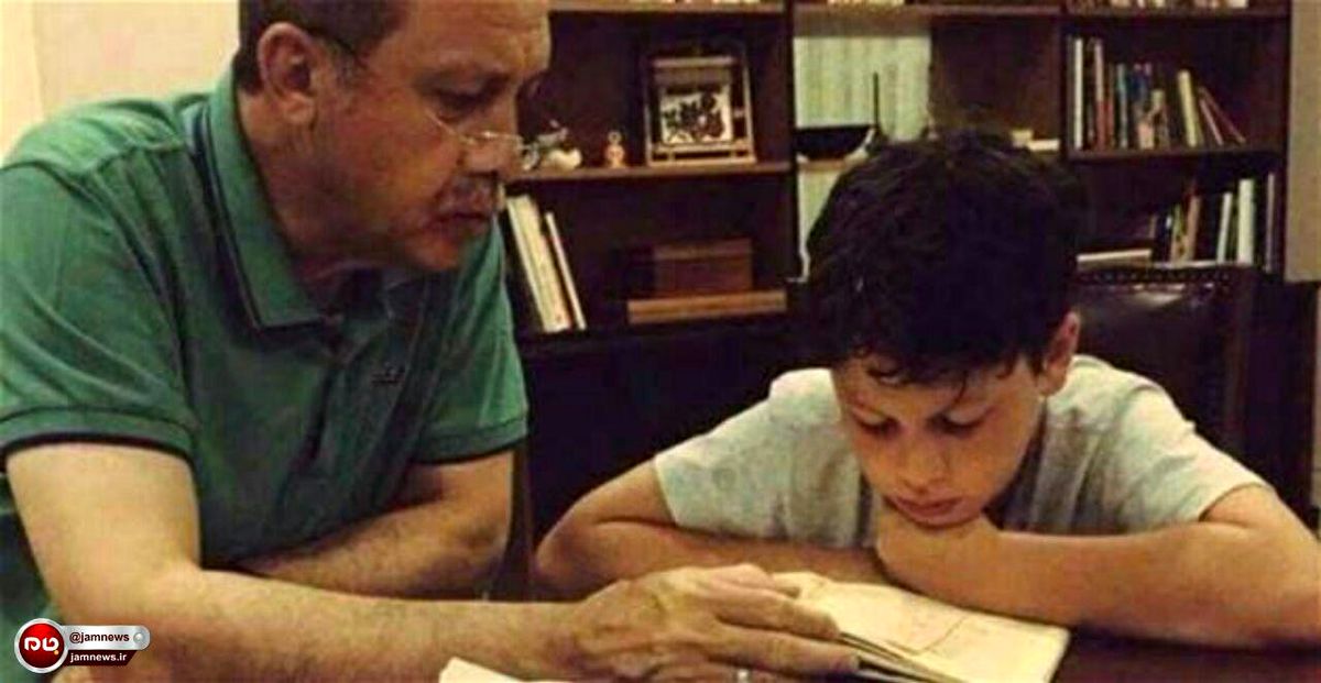عکس: اردوغان درحال آموزش قرآن به نوه‌اش