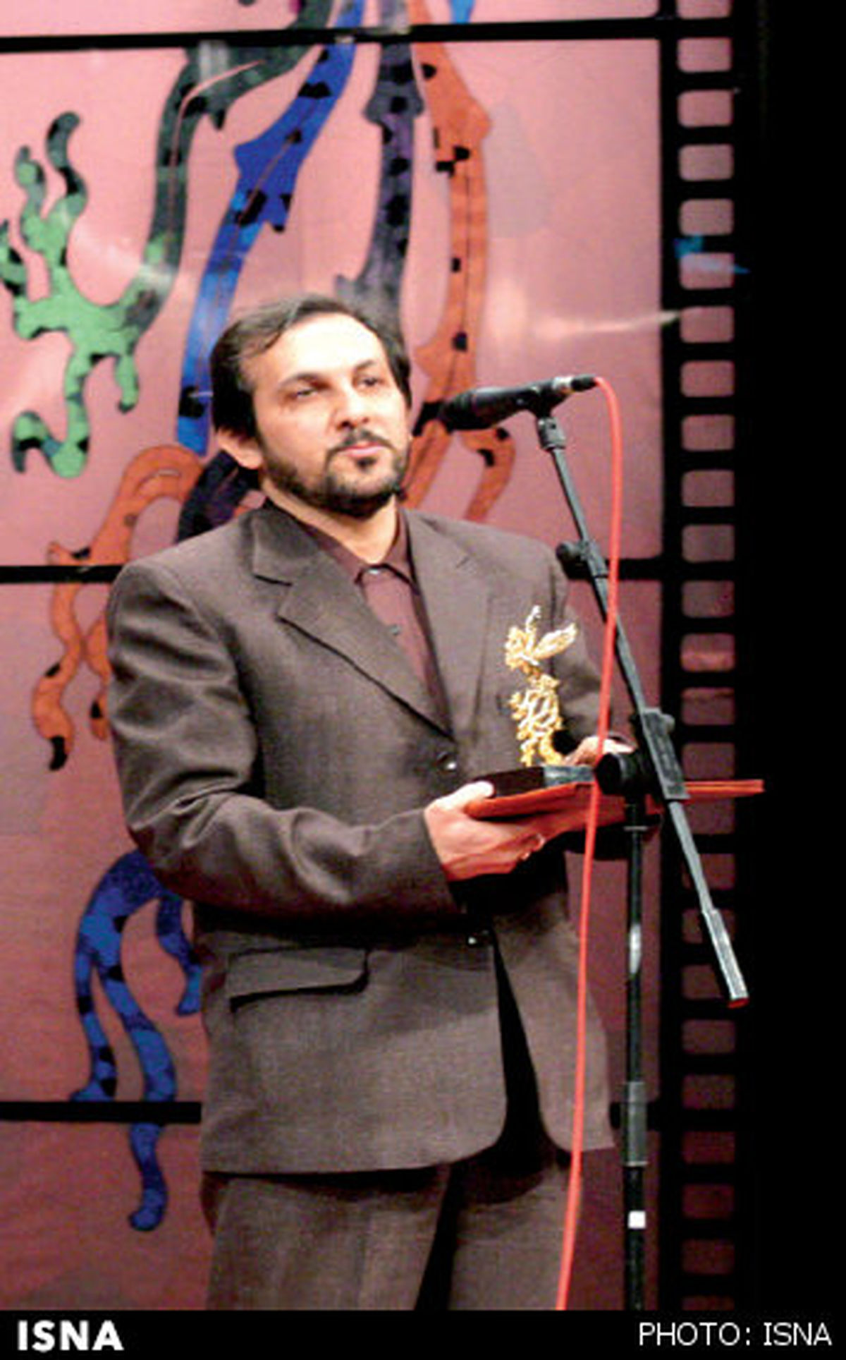 اولین سیمرغ طلایی جشنواره فجر/عکس