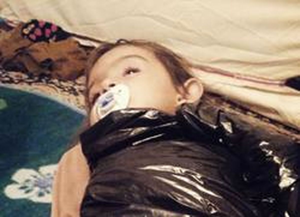 عکس: پوشش عجیب کودک در سرمای مناطق زلزله زده