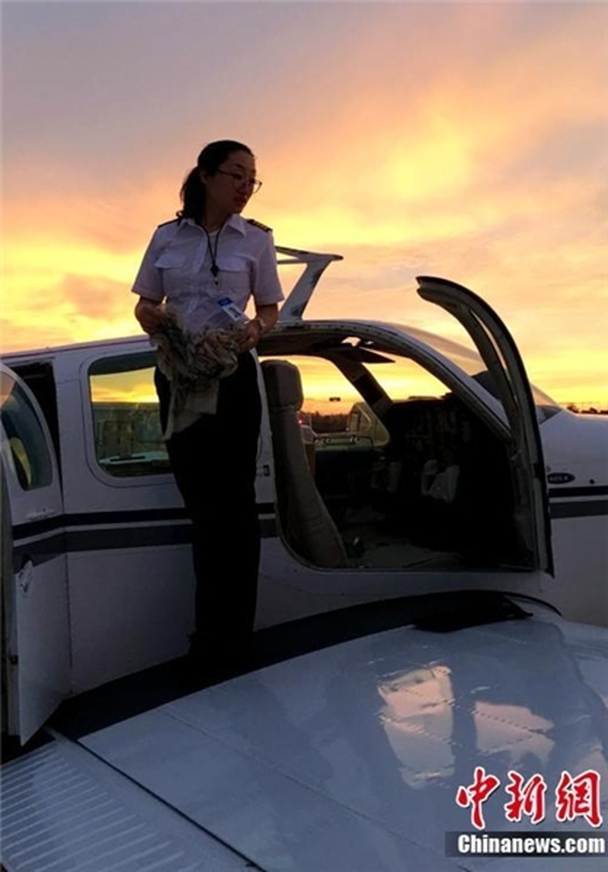 این خلبان زن نصف جهان را پرواز کرده است +عکس