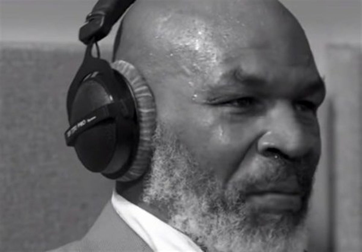 اشک‌های مرد آهنی در برنامه رادیویی +عکس