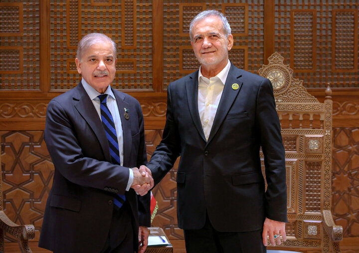 پزشکیان به طور رسمی از نخست وزیر پاکستان استقبال کرد