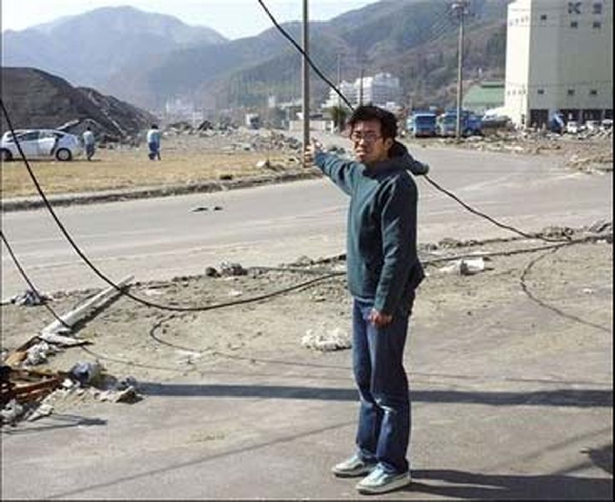 عکس/ شجاعترین گزارشگر ژاپنی در سونامی