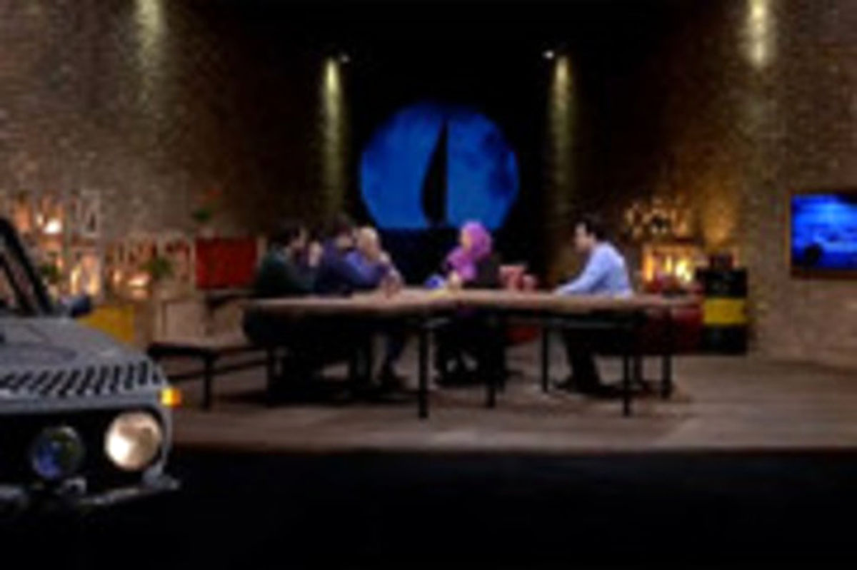 مچ اندازی پیرمرد ۸۰ ساله با جوان دهه ۸۰ در برنامه زنده شبکه +فیلم