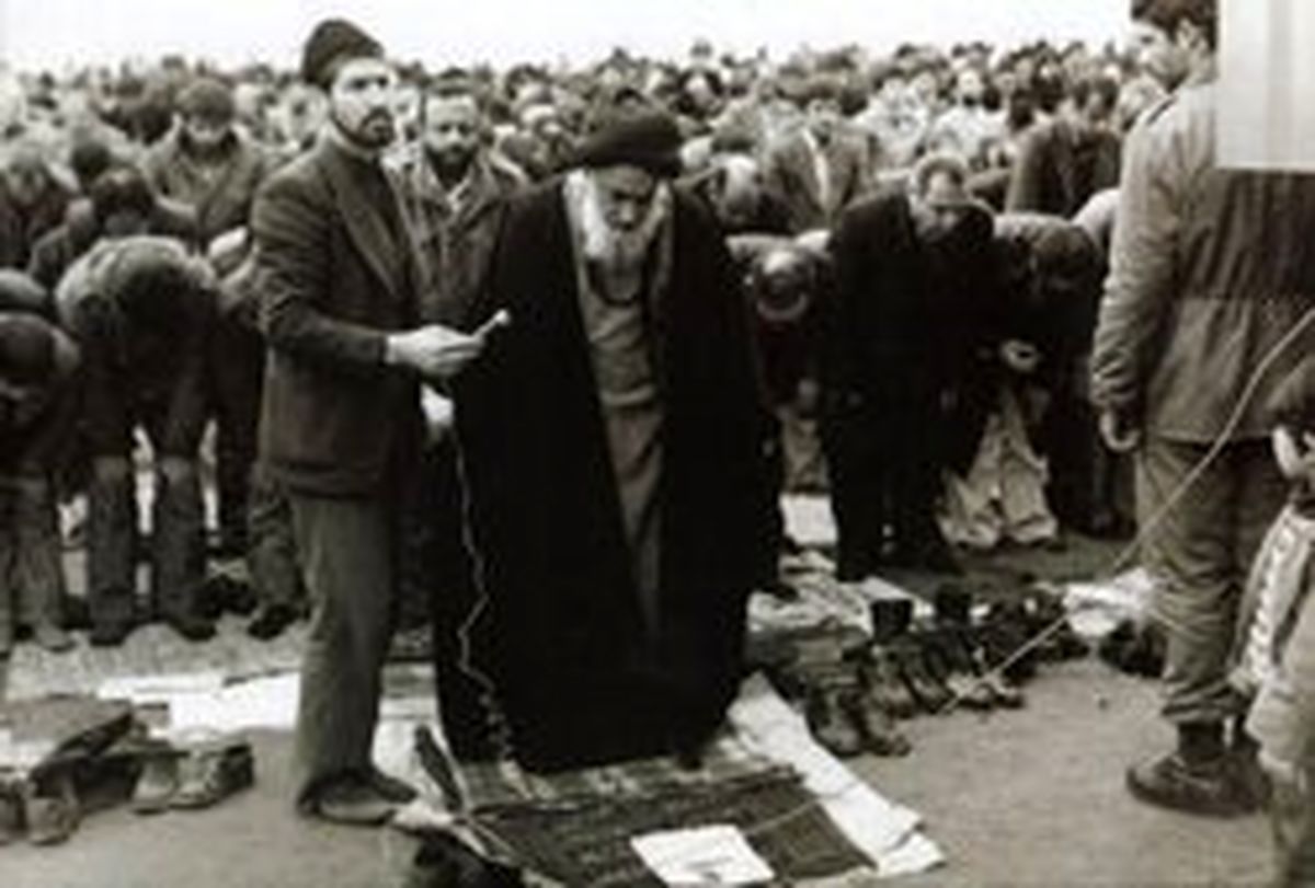 آیت‌الله مدنی در حال اقامه نماز جمعه در تبریز +عکس