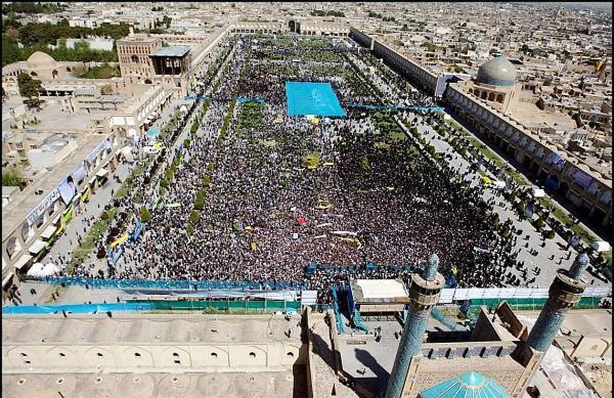 دو استقبال متفاوت از احمدی نژاد!/ تصویر