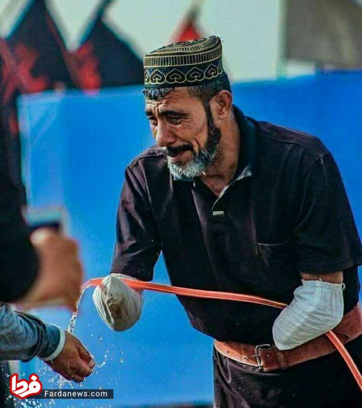 تصویری خاص از یک خادم عراقی زوار اربعین