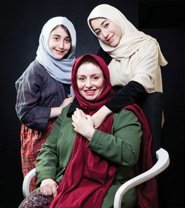 عکس: ژاله صامتی در کنار دخترانش