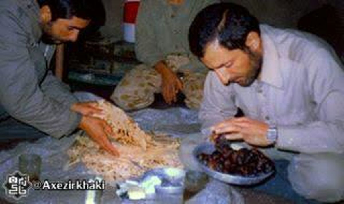 عکس: شهید باکری در حال تدارک سفره افطار