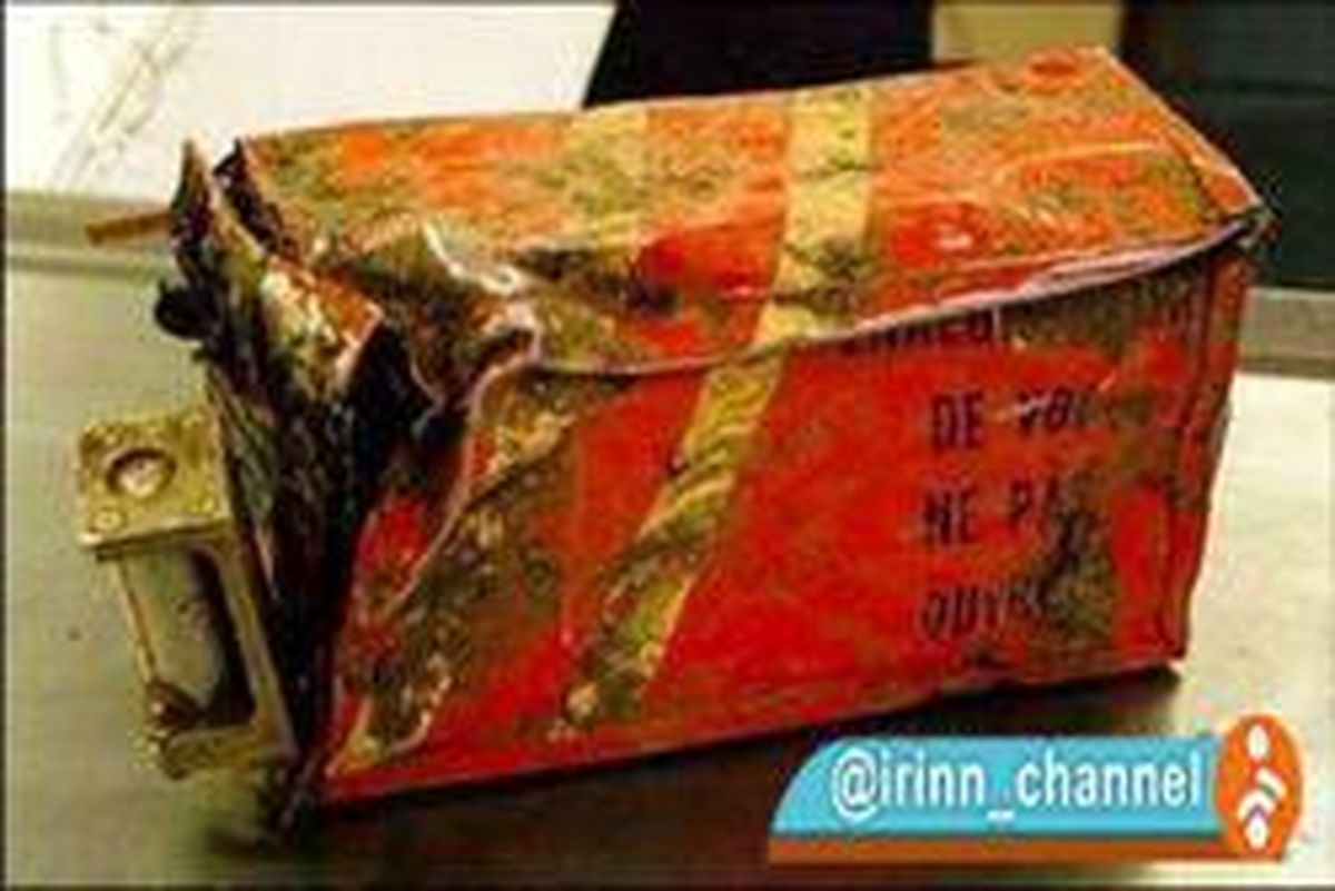 عکس: لحظه پیدا شدن جعبه سیاه هواپیما از زیر برف