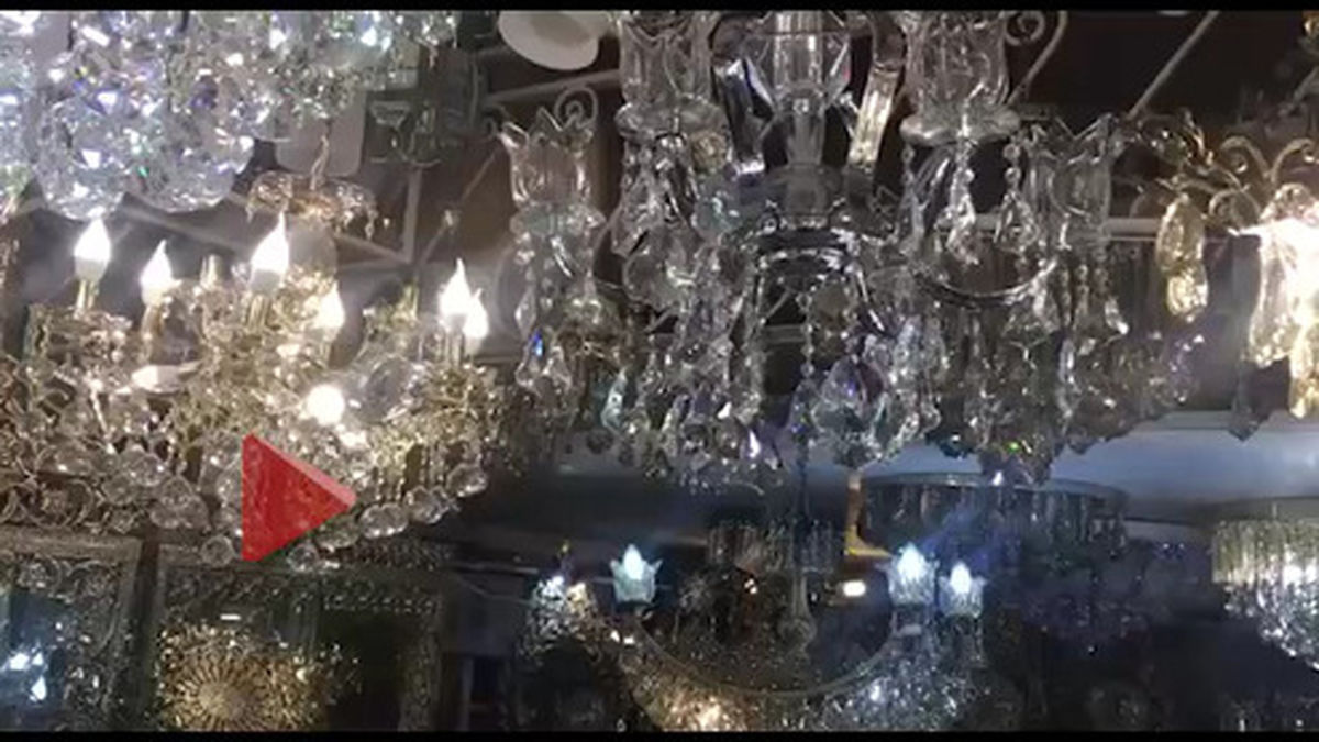 لحظه وقوع زلزله ۵.۷ ریشتری آذربایجان غربی در یک لوستر فروشی +فیلم