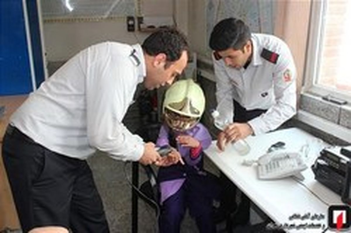 شیوه رهاکردن انگشتر تنگ از دست دختر ۸ ساله +تصاویر