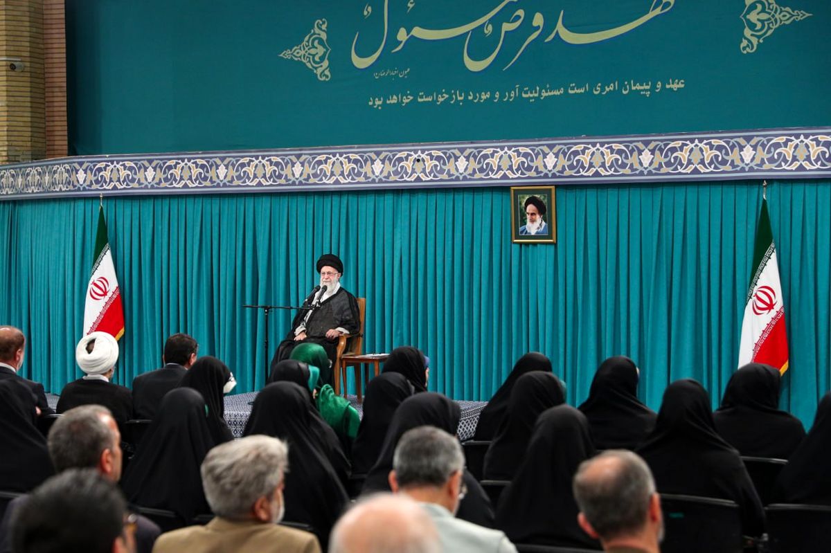 رهبر انقلاب: حرف شما در منبر مجلس باید در جامعه امید و آرامش بیافریند