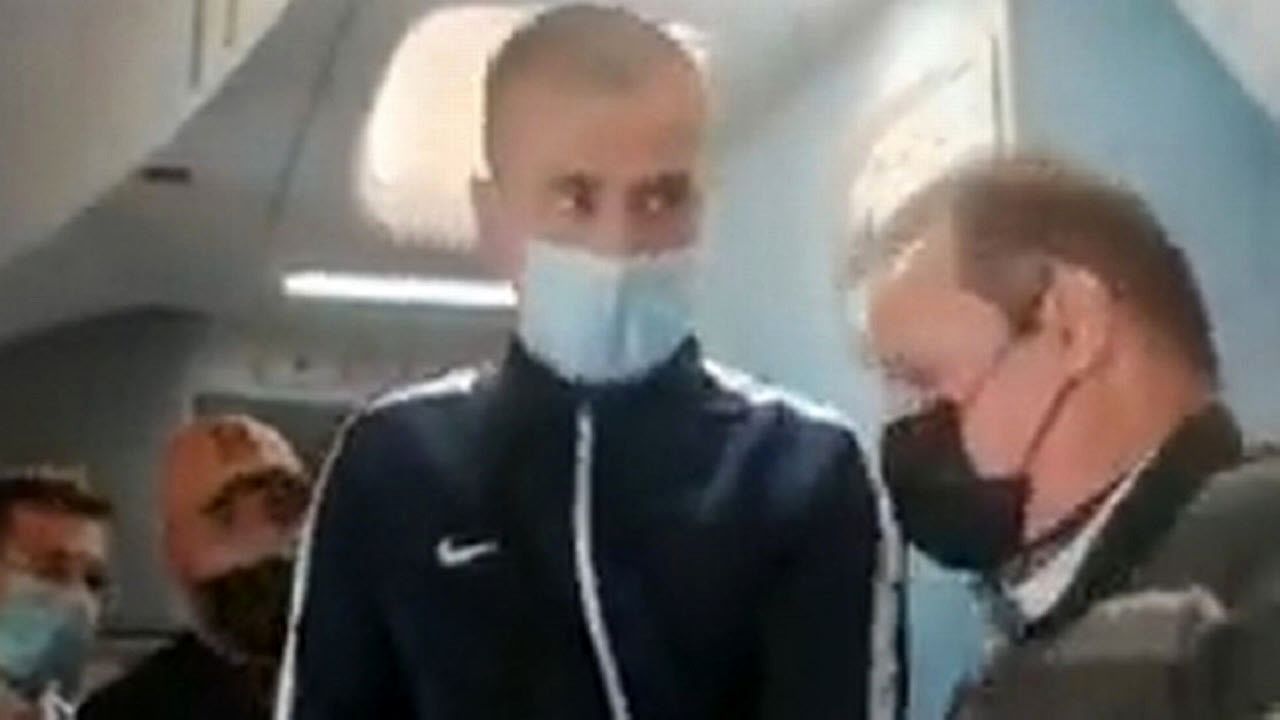 بستن مسافر به صندلی هواپیما توسط خدمه + فیلم