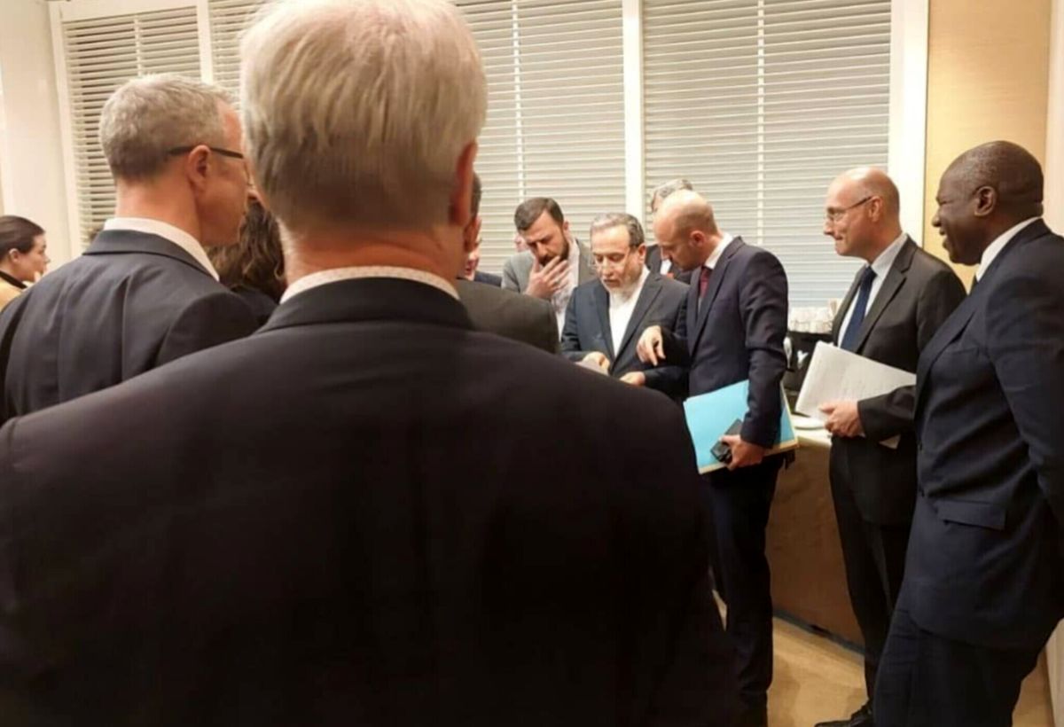 خبرنگار آمریکایی: تروئیکای اروپا با عراقچی رایزنی می‌کنند