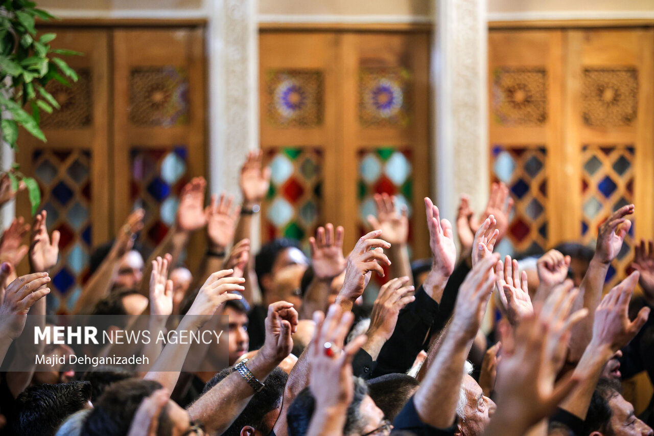 روضه‌خوانی سنتی دهه اول محرم در بیت شهید صدوقی یزد