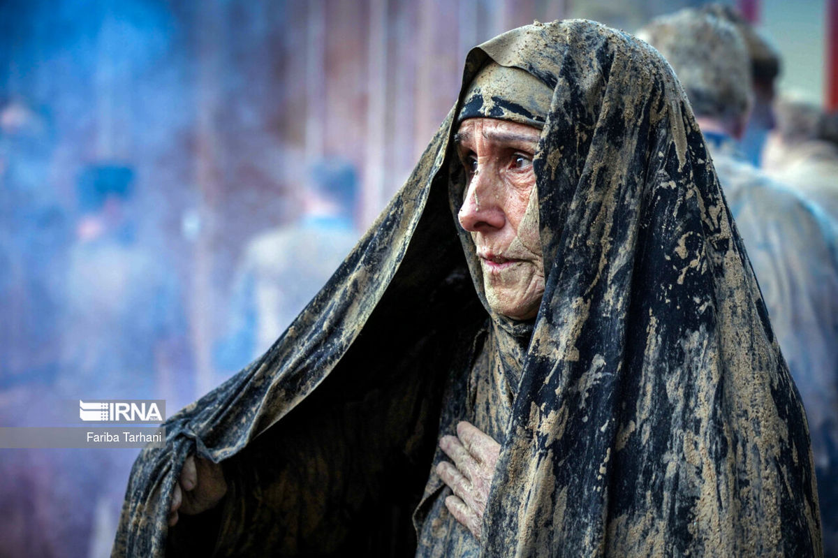 مراسم عزاداری و گل‌مالی مردم خرم‌آباد در عاشورای حسینی