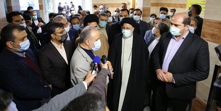حضور رئیسی در بومهن و دستور تکمیل بیمارستان نیمه‌کاره