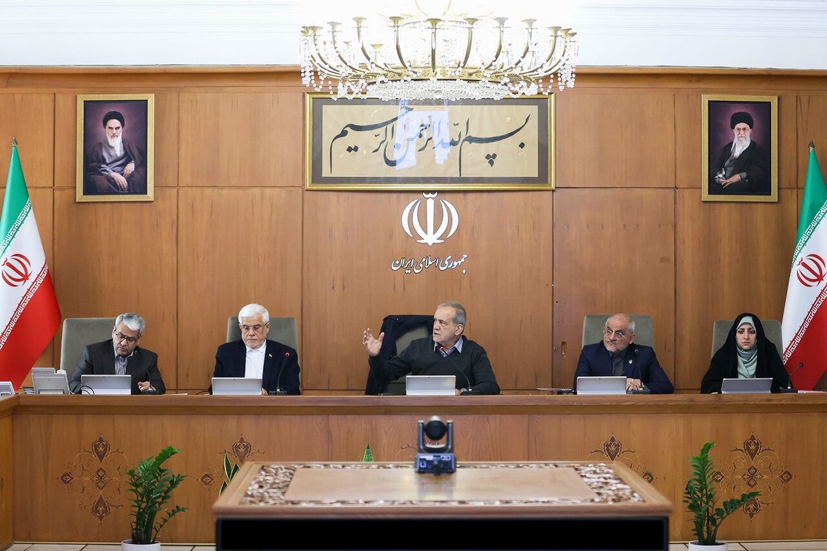 رئیس‌جمهور: نباید پست و مقام مبنای دریافت حقوق باشد/باید ساختار اداری را اصلاح کنیم