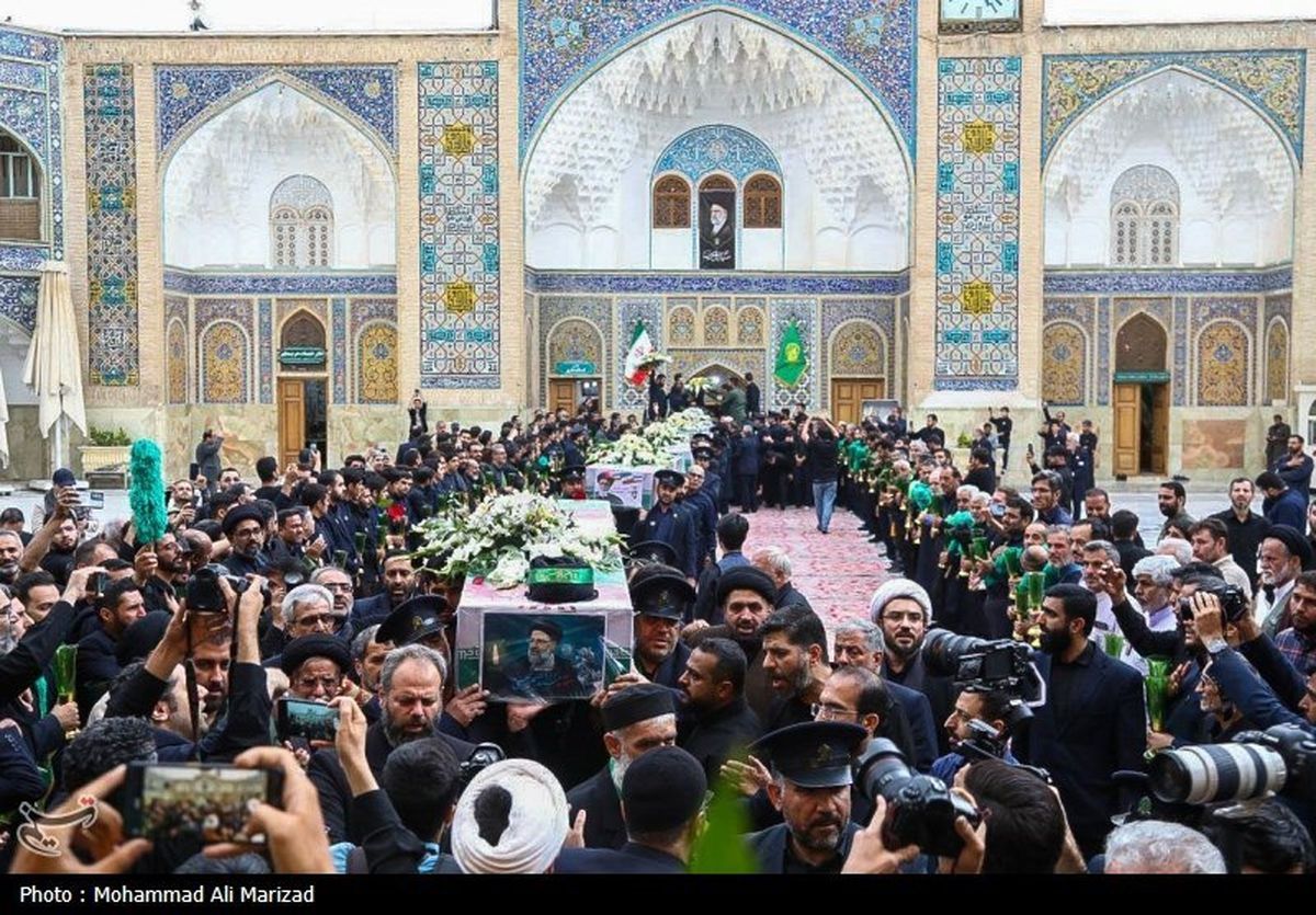 پیکر شهدای خدمت وارد جمع مردم قم شد/تصاویر هوایی از تشییع شهدای خدمت توسط مردم انقلابی قم