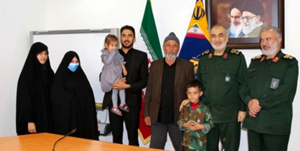  دیدار سردار سلامی با خانواده‌های شهدای حرم رضوی