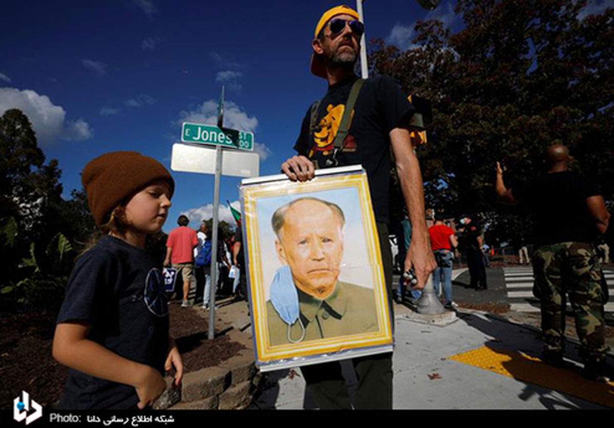 تمسخر بایدن با یک قاب عکس +عکس