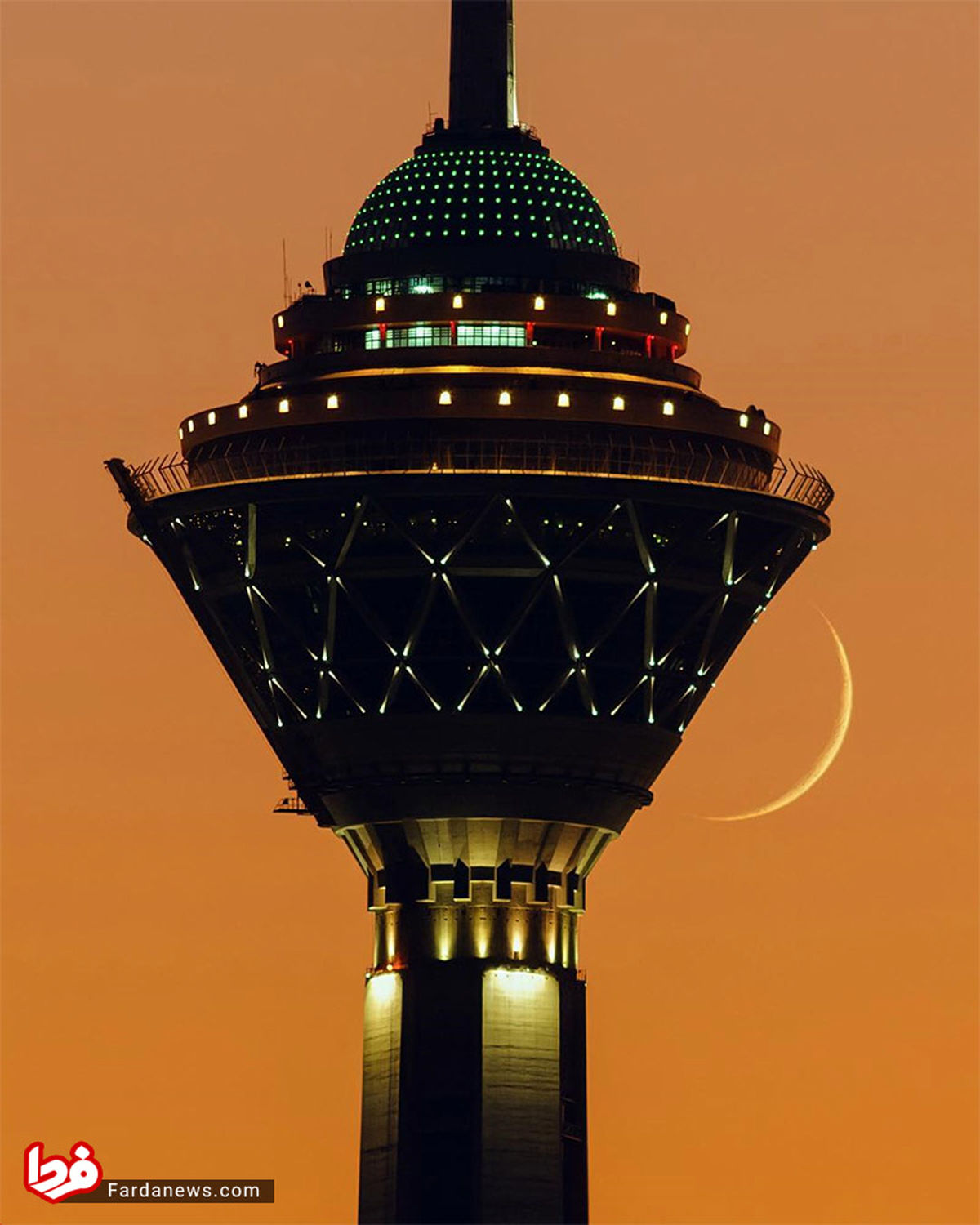 عکس زیبای نشنال جئوگرافیک از برج میلاد در شب