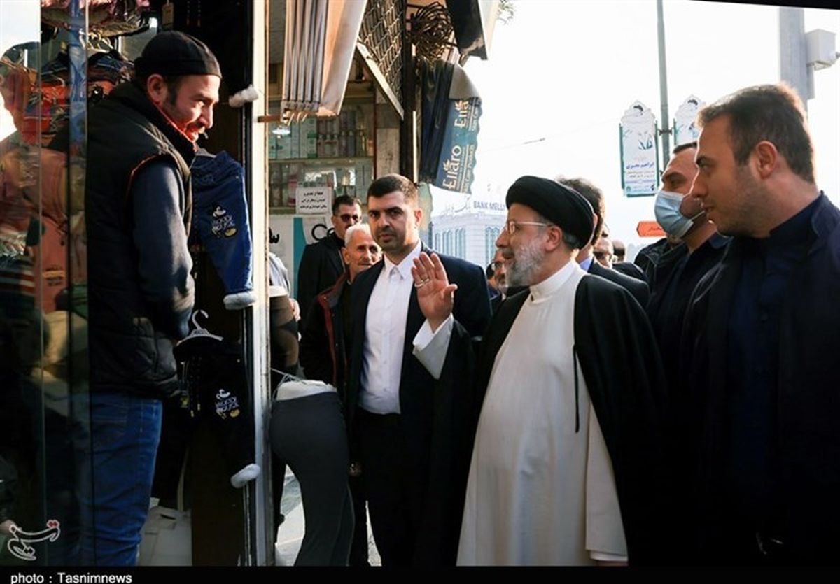 تصاویر: گفت‌وگوی صمیمی رئیسی با کسبه در بازار سنندج