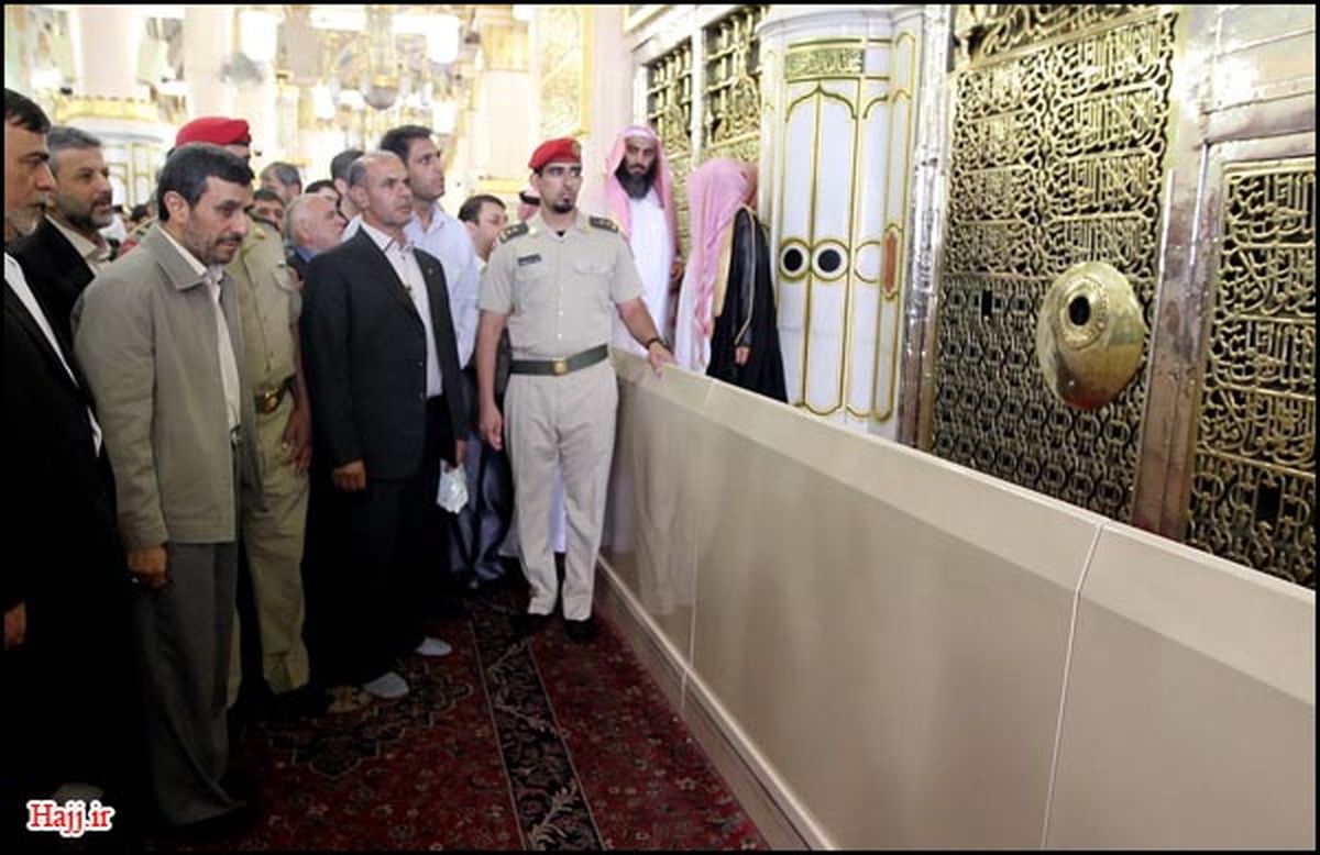 رییس جمهور در کنار مرقد پیامبر/عکس