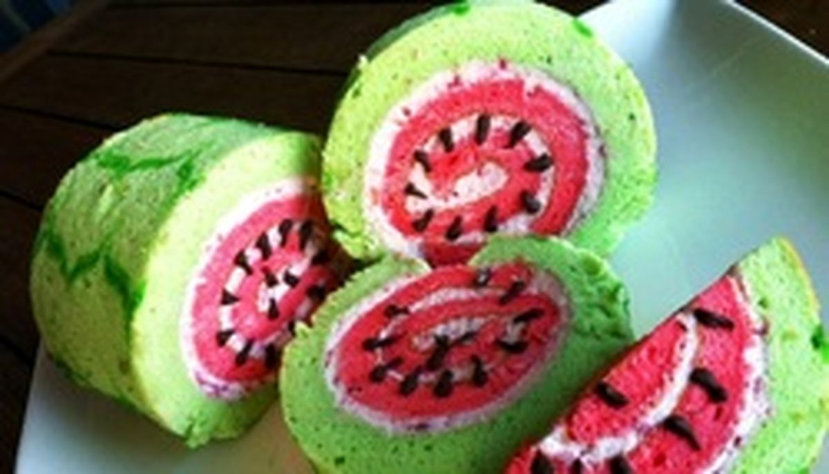 طرز تهیه رولت هندوانه‌ای مخصوص شب یلدا