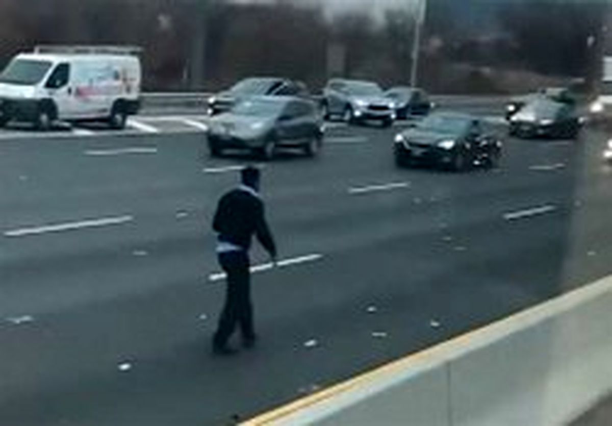 در ماشین حمل پول بازماند و ۳۰۰ هزار دلار کف جاده ریخت +عکس