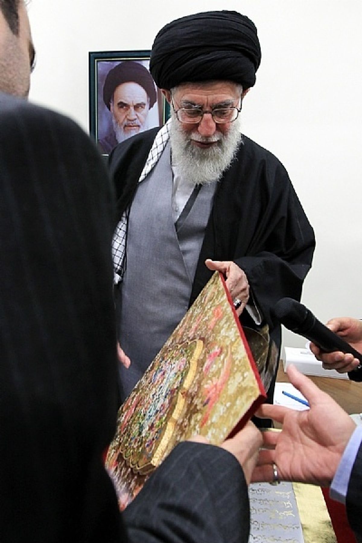 عکس/ اهدای‌ یك جلد قرآن‌ به رهبر انقلاب