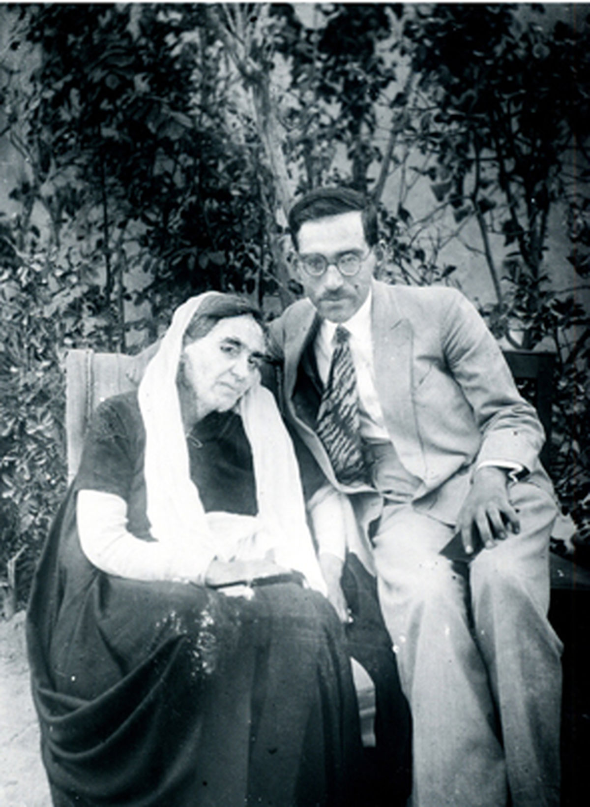 عکس: دکتر محمود حسابی و مادرش گوهرشاد