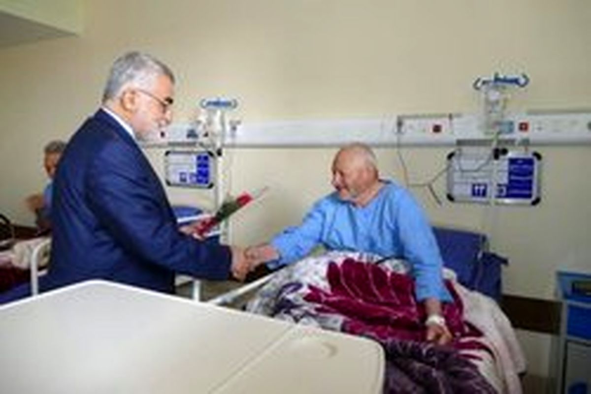 «بروجردی» از بیماران بستری در بیمارستان عیادت کرد