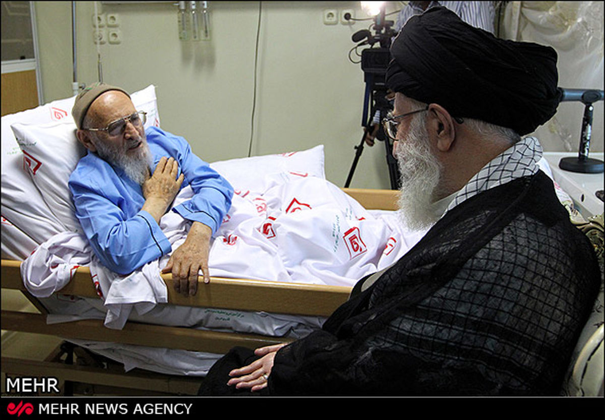 عکس/ عیادت رهبر انقلاب از آیت‌الله حسن‌زاده