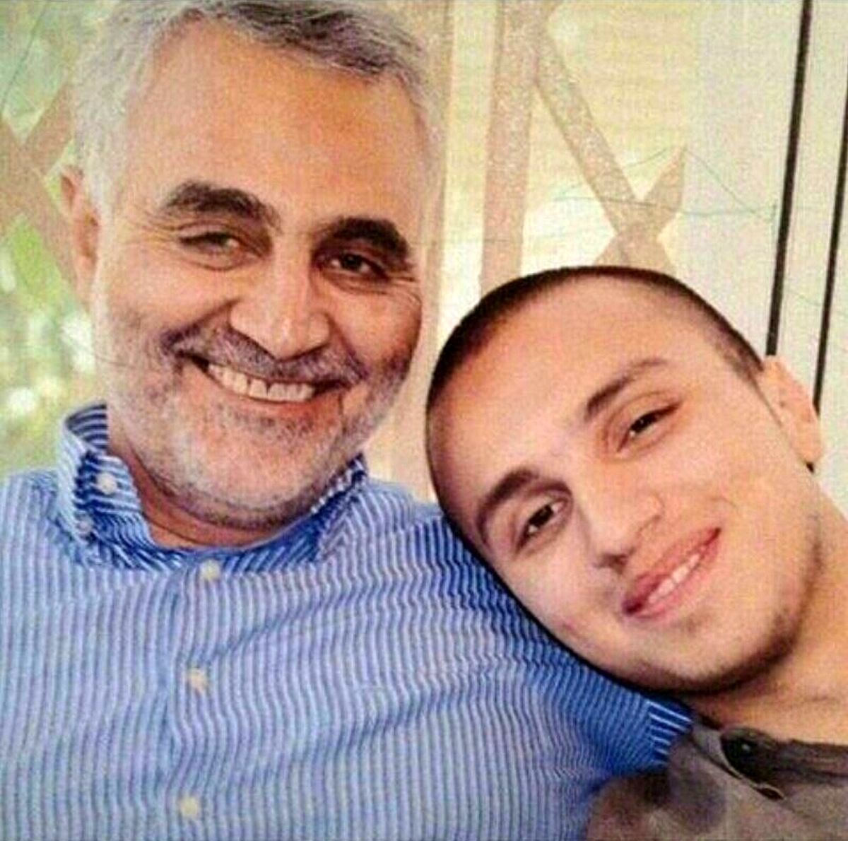 عکس: تکیه بر شانه‌های حاج قاسم