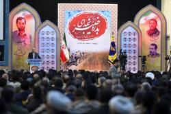 برابری مردم و مسئولان از دلایل موفقیت در دوران دفاع مقدس بود/ دهه شصتیها بیشک توانمندتر از ما جوانان دوران انقلاب هستند/ برای حل مشکلات کشور نگاهمان به نیروهای داخل و جوانان باشد