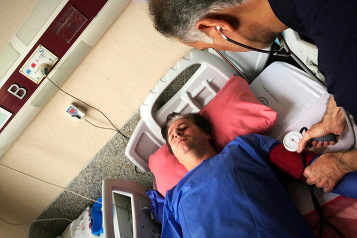 خواننده پاپ روی تخت بیمارستان پس از جراحی +عکس