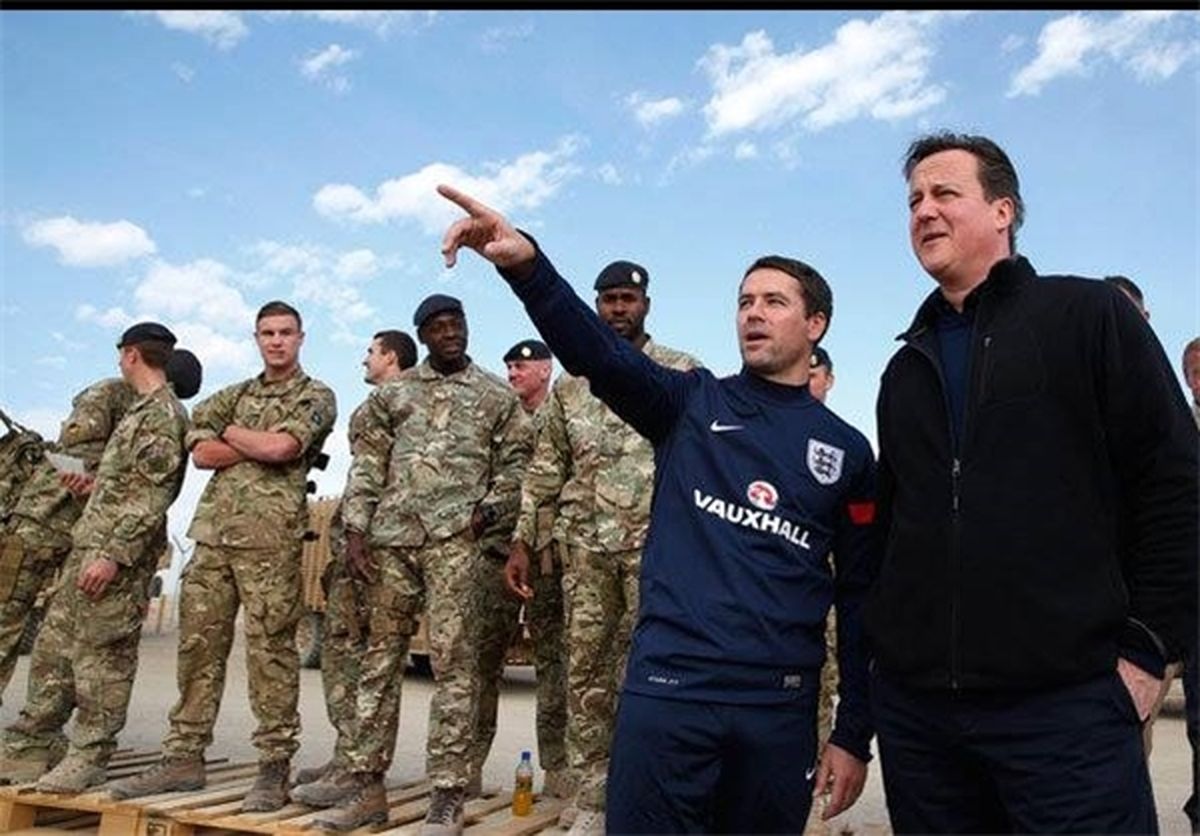 فوتبالیست مشهورانگلیسی در هلمند/عکس