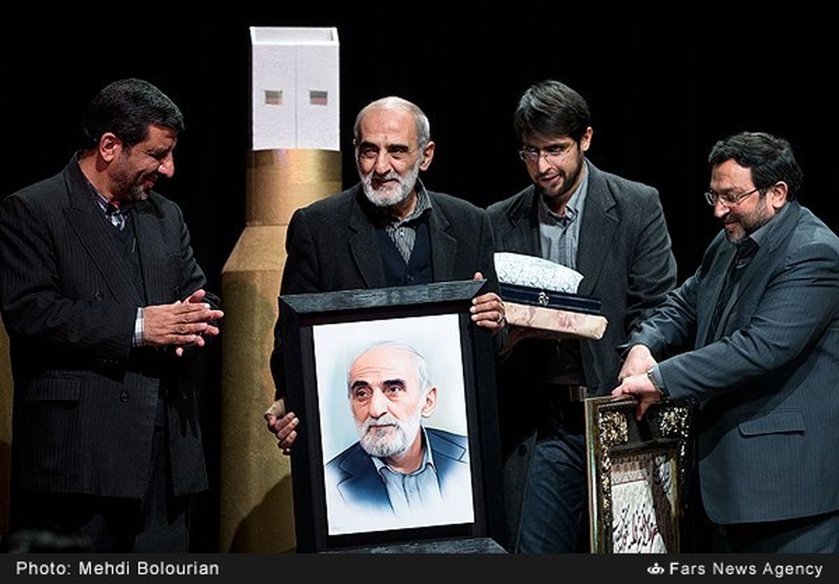 عکس: هدیه ویژه به مدیرمسئول روزنامه کیهان