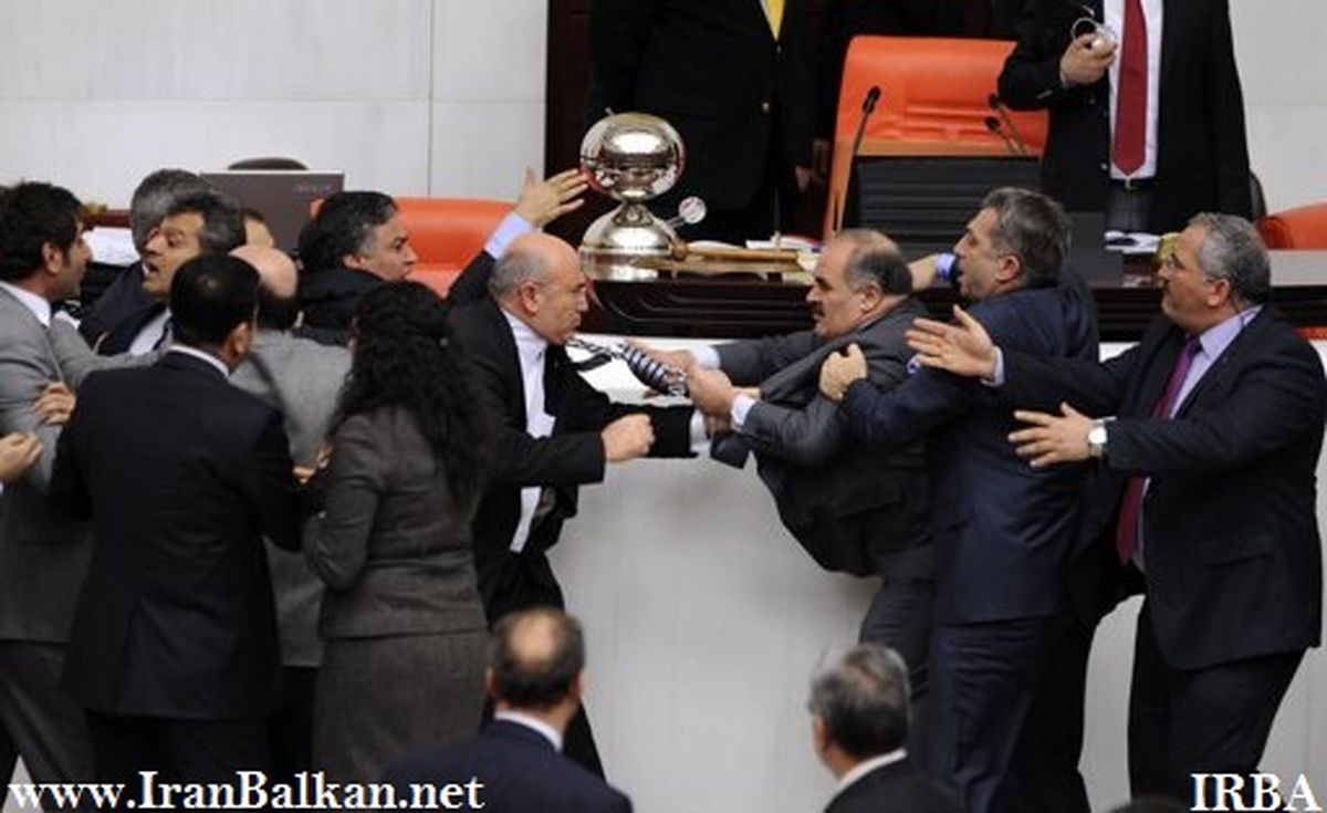 عکس/ کتک کاری نمایندگان در پارلمان ترکیه!