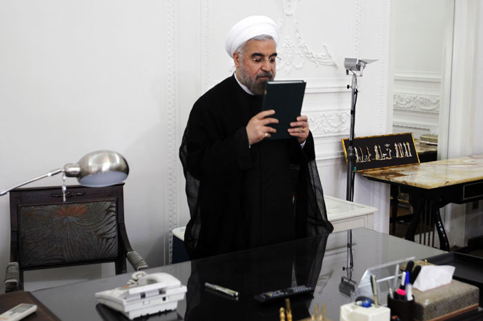 آغازکار روحانی باتمسک به قرآن/عکس