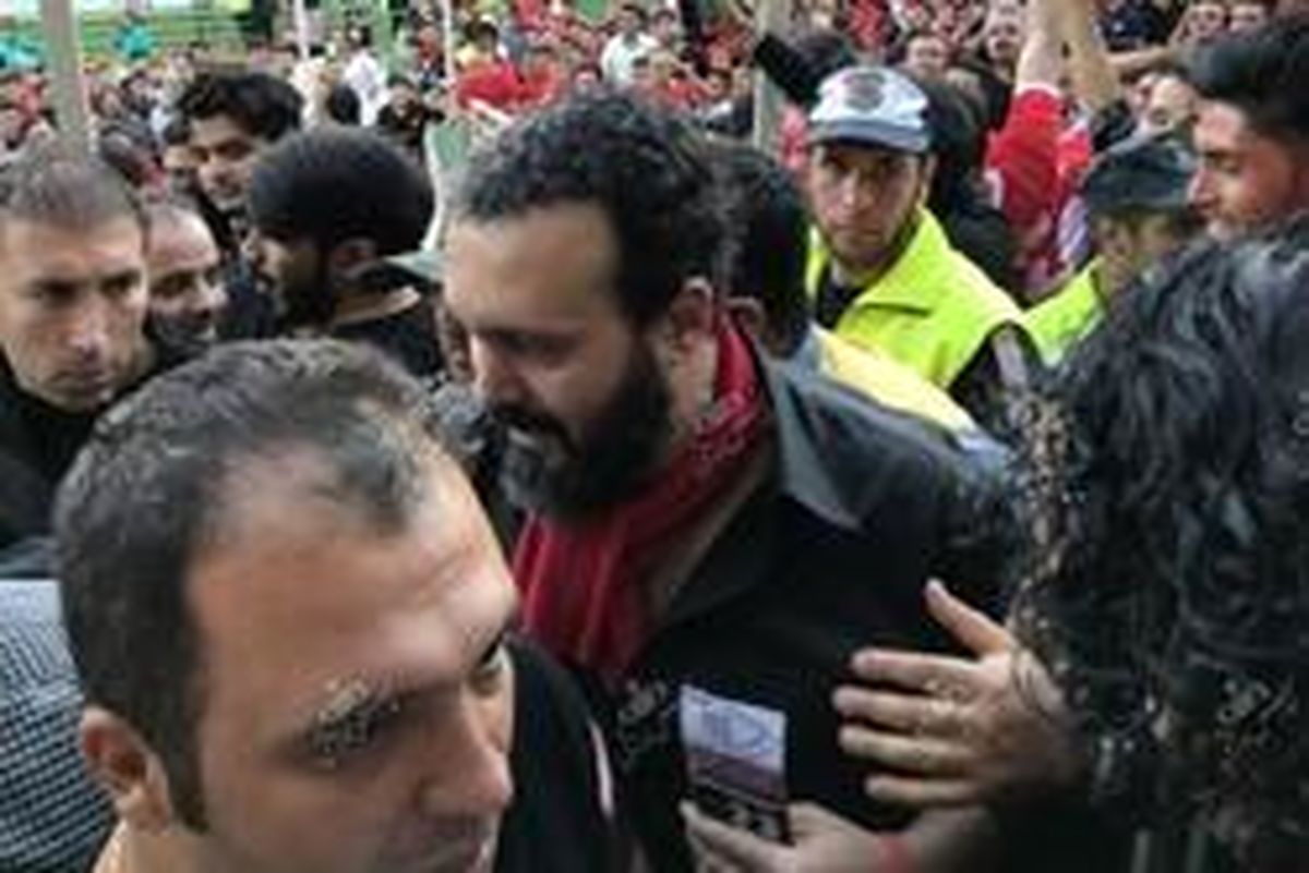 بازیگر سینما درحال تماشای بازی فوتبال +عکس